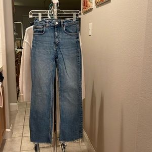 ZARA MID-RISE Straight fit jeans.